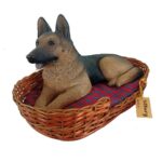 FIGURA PERRO CON CESTA GERMAN PASTOR ALEMAN