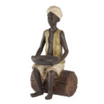 FIGURA AFRICANO NIÑO SENTADO EN TRONCO CON PLATO RESINA 1821220