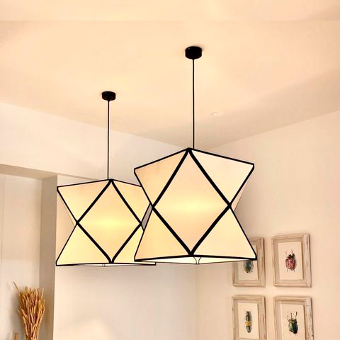 375104795_261053906840264_2278426205066417117_n.jpg COLGANTE DIAMANTE LINO BLANCO+CINTAS NEGRAS - Imagen 1