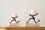 ESCULTURA CORRIENDO METAL Y TRAVERTINO PQ - Imagen 2