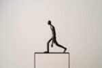 ESCULTURA CUADRADO METAL Y MÁRMOL - Imagen 3