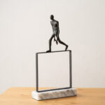 ESCULTURA CUADRADO METAL Y MÁRMOL