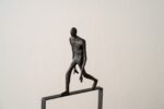 ESCULTURA CUADRADO METAL Y MÁRMOL - Imagen 2