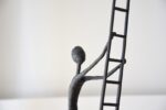ESCULTURA ESCALANDO METAL Y MÁRMOL - Imagen 3