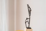 ESCULTURA UP & DOWN N2. METAL Y MARMOL - Imagen 2