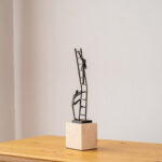 ESCULTURA UP & DOWN N2. METAL Y MARMOL