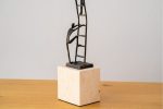 ESCULTURA UP & DOWN N2. METAL Y MARMOL - Imagen 3