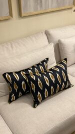 COJÍN HALI NAVY REMALLADO MOSTAZA 55X35CM - Imagen 2